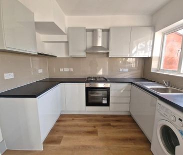 4 bedroom terraced house to rent - Photo 3