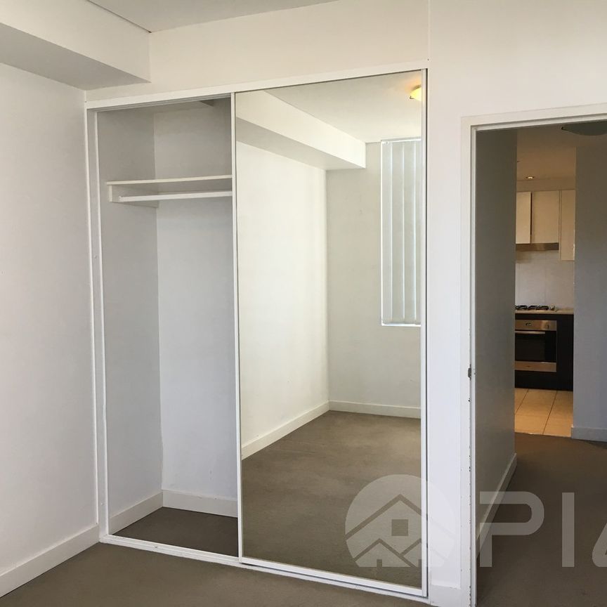 Easy Access to Amenities, walking distance to Merrylands Station. - Photo 1