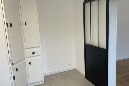 Spacieux 2/3 pièces rénové avec grande terrasse en plein coeu - Photo 2