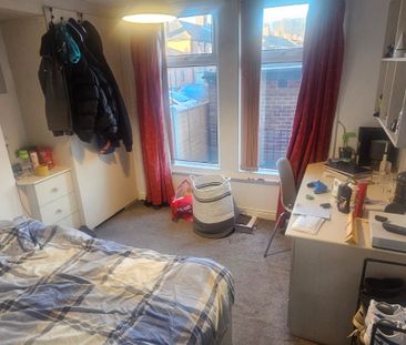 4 Bed - 161B Kirkstall lane, Headingley, Leeds - LS6 3EJ - Student - Photo 1
