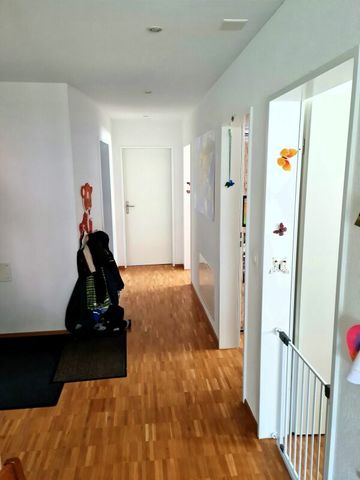 Exklusive 4.5-Zimmer-Wohnung mit hochwertiger Ausstattung, grosszügigem Balkon und idyllischer Lage - Foto 2