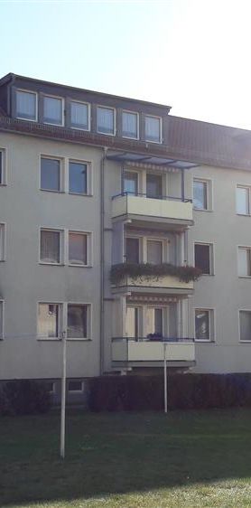 Zwei Zimmer, Küche und Bad mit Fenster, ruhige Gegend - Photo 1