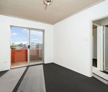 Tidy 2 Bedroom Unit - Photo 2