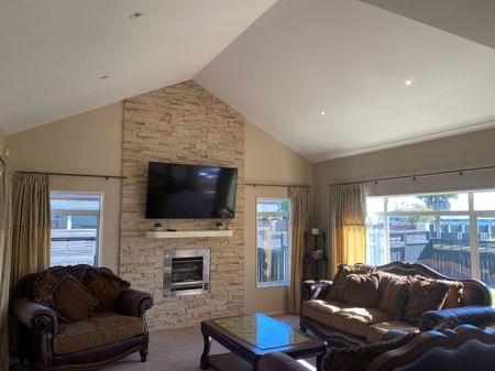 Large Executive Home - Photo 2