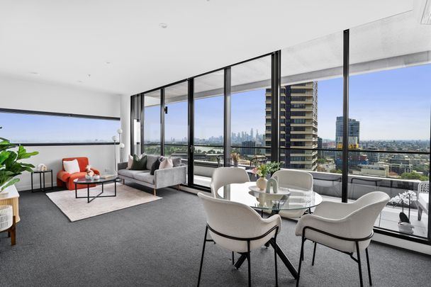 Light filled and overly spacious! - Photo 1