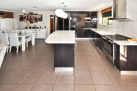 4 Bedroom Property in Desirable Hillside Gardens - Photo 2