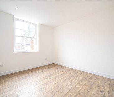 A lovely modern one bedroom flat close to the train station and cit... - Photo 2