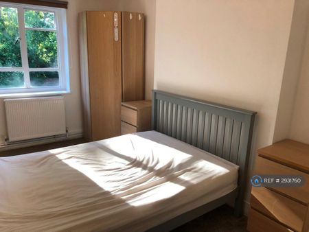 1 bedroom in a flat share to rent - Photo 4