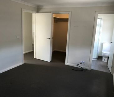 3/12 Stellato Place, Hampton Park VIC - Photo 2