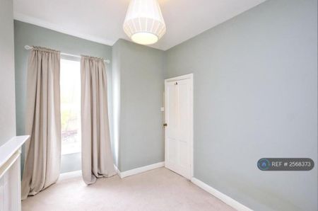 2 bedroom end of terrace house to rent - Photo 3