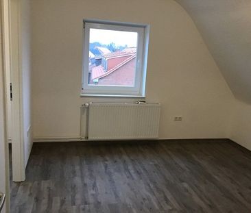 Endlich Zuhause: praktische 2,5-Zimmer-Dachgeschoss-Wohnung, sofort... - Foto 1