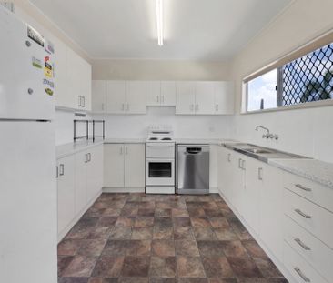 3 BEDROOM HOME, CLOSE TO EVERYTHING! - Photo 3