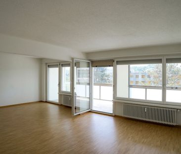 Sanierte 4.5 Z.-Wohnung mit grossem Wintergarten-Balkon und Aussicht - Foto 1