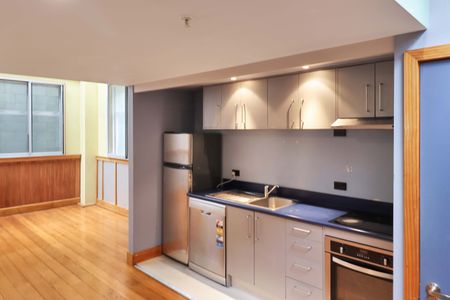 Vibrant 3-Bedroom Apartment in the Heart of Te Aro - Photo 3