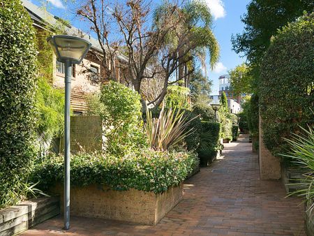 A Surprisingly Tranquil, Lush, Urban Townhouse - Photo 2