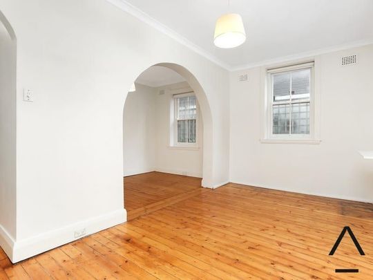 Bright & Spacious Two-Bedroom Apartment Moments to Double Bay Village - Photo 1