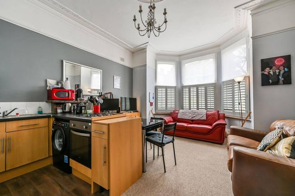 3 bedroom flat to rent - Photo 1