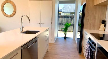 Modern as New Executive Fully Furnished Front Townhouse in Excellent Location! - Photo 3