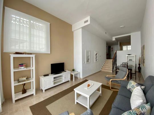 Alquiler de chalet adosado en Avenida General Caffarena - Photo 1