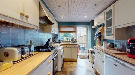 3 bedroom end of terrace house to rent - Photo 2