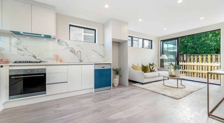 Spacious 3-Bedroom Townhouse with Private Garden - Photo 5