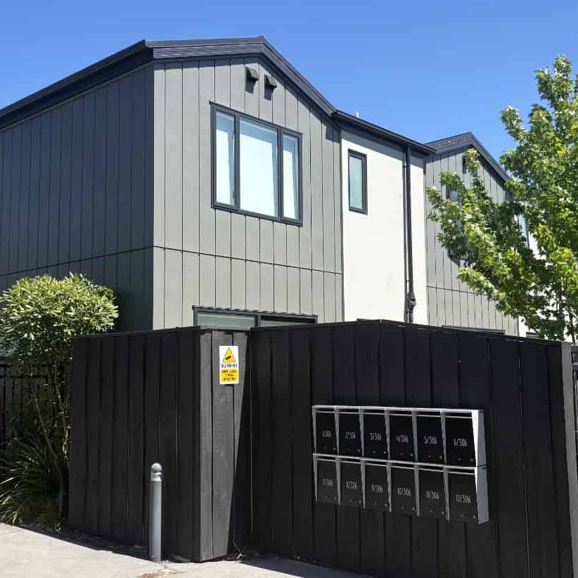 Stylish Townhouse On The CBD Fringe - Photo 1