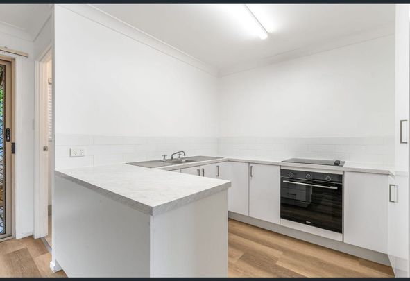 Cosy Place To Call Home, 2 Bed 1 Bath 1Car - Photo 1