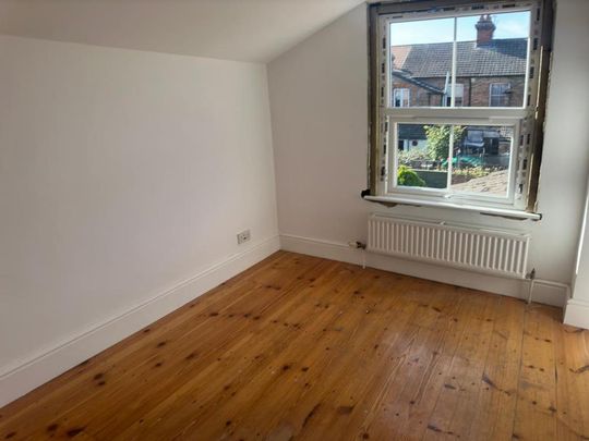 Available 3 Bed House - terraced - Photo 1