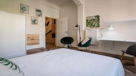 Room in a shared 4-bedroom apartment for rent in l'Antiga Esquerra de l'Eixample (Professionals only, couples allowed, students allowed) - Photo 2