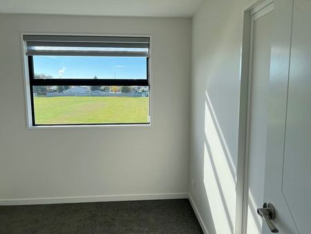 Newish townhouse with double glazing - Photo 2