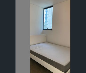 High level one bedroom apartment with stunning view in Chippendale - Photo 3