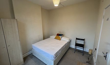 Fantastic Three Bedroom Property - Photo 2