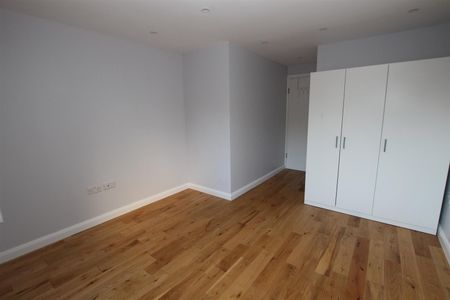 1 bedroom Terraced House to let - Photo 5