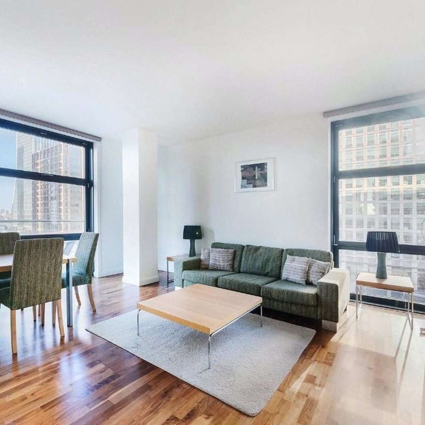 Two bedroom apartment located in a dockside development close to the Canary Wharf estate and Bank Street. - Photo 1