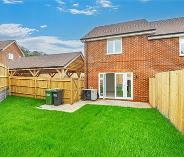 A modern three bed family home with private garden and parking - Photo 6