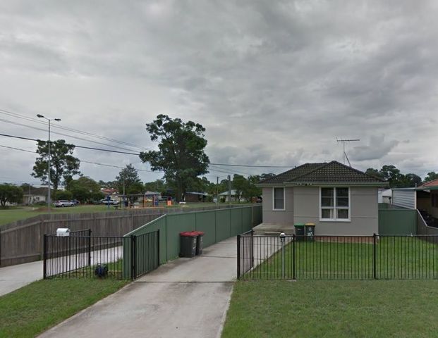 Large & Spacious Home - Photo 1