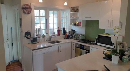 Warm, Character-Filled 2-Bedroom Unit in Prime City Location - Photo 3