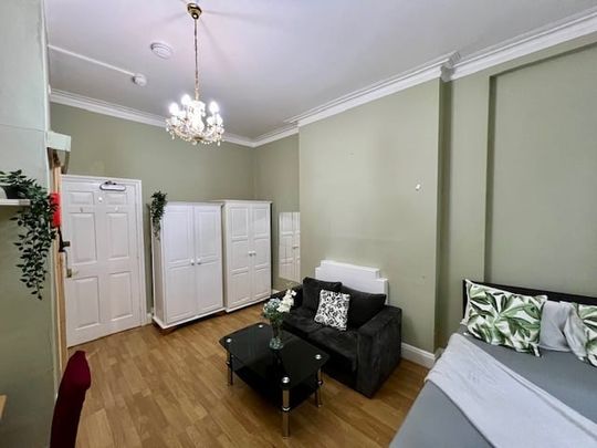 Studio Flat, Castletown Road, W14 - Photo 1