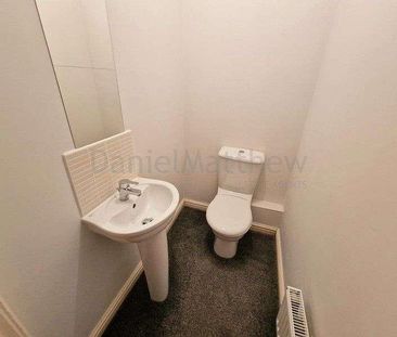 Bridgend, CF31 - Photo 6