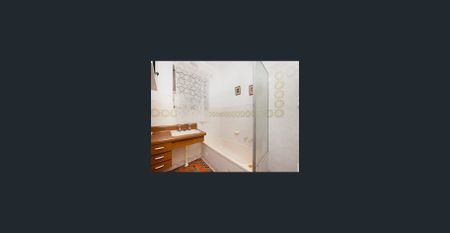 CONTRACT SIGNED. Tidy 3 bedroom home - Photo 3