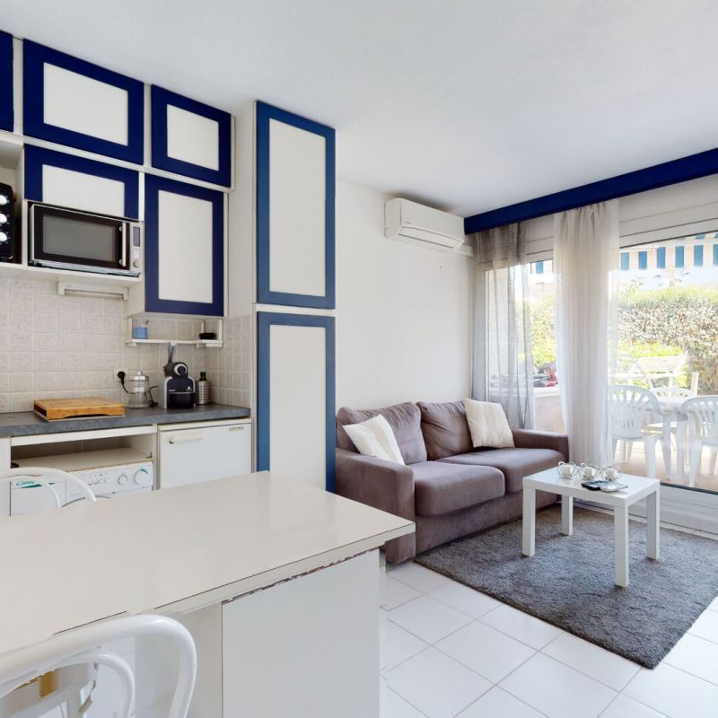 Proche plages et commodités, studio traversant avec coin chambre dans une résidence avec piscine. - Photo 1