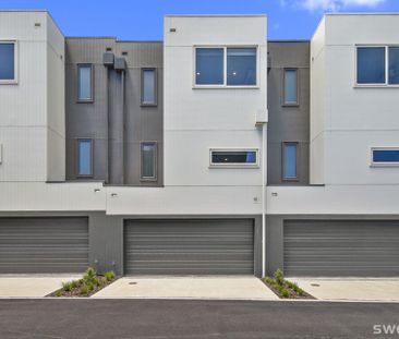 Brand new chic three level residence in prime location - Photo 6