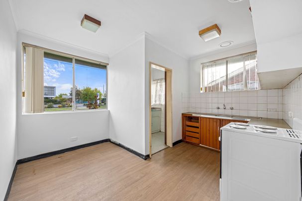 2 BEDROOM UNIT IN GREAT LOCATION – CLOSE TO SHOPPING CENTRES AND TRAIN STATION - Photo 1