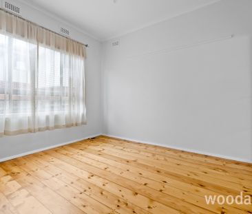 Three Bedroom House plus Study and Large Backyard - Photo 2