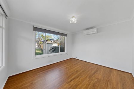 BOUTIQUE FAMILY HOME LOCATED IN A QUIET STREET - Photo 3