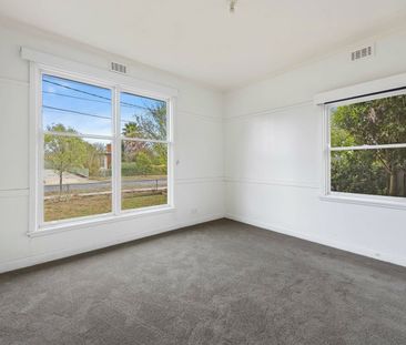 SPACIOUS THREE BEDROOM HOME LOCATED IN WENDOUREE WEST - Photo 2