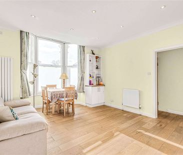 A charming raised ground floor apartment with a modern eat-in kitch... - Photo 2