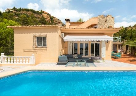 Villa for rent in Cumbre del Sol with 5 bedrooms