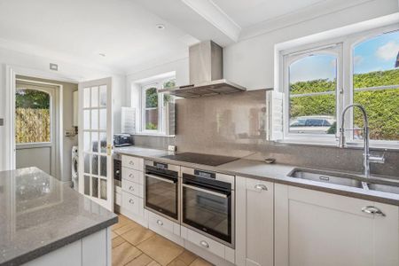 5 bedroom end of terrace house to rent - Photo 4