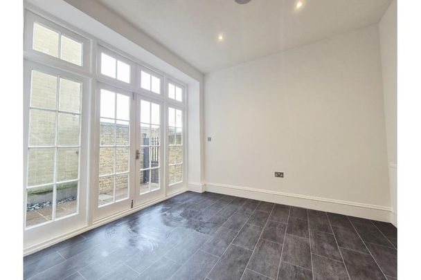 4 bedroom terraced house to rent - Photo 1